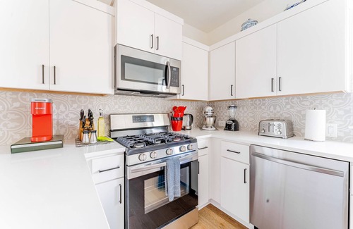 Blackshear-Prospect Hill Condo | East Downtown 3BR Condo w Fast WiFi and Sleeps 8