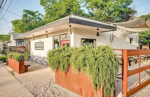 Blackshear-Prospect Hill Condo | East Downtown 3BR Condo w Fast WiFi and Sleeps 8