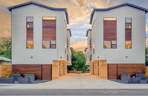 Blackshear-Prospect Hill Apartment | East Downtown 3BR Condo w Fast Wifi and Sleeps 8