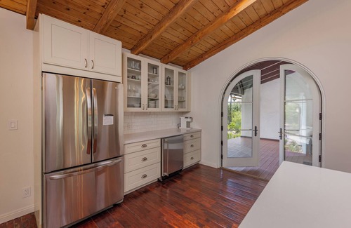 Ojai House | East End Sanctuary: 3 BR, 30+ Night Stay