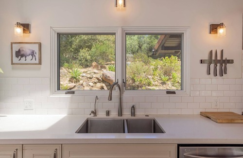 Ojai House | East End Sanctuary: 3 BR, 30+ Night Stay