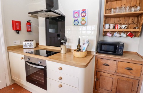 Holton Le Clay Cottage | EAST FARM COTTAGE, family friendly, with open fire in Market Rasen
