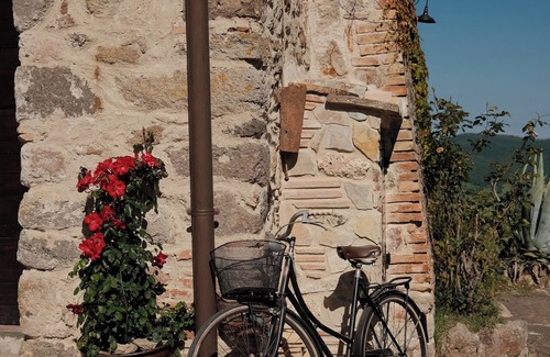 Allumiere Apartment | East Fireplace - Suite with Fireplace