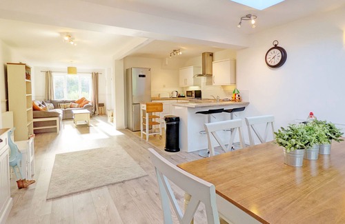 West Wittering Cottage | East Head, West Wittering - a cottage that sleeps 6 guests in 3 bedrooms