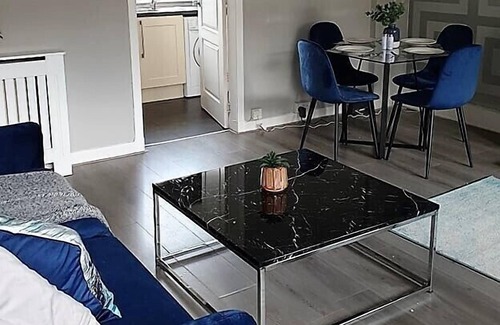 Helensburgh Apartment | East King Street Apartment is a modern 1st Floor Apartment with balcony seating area near town ce...
