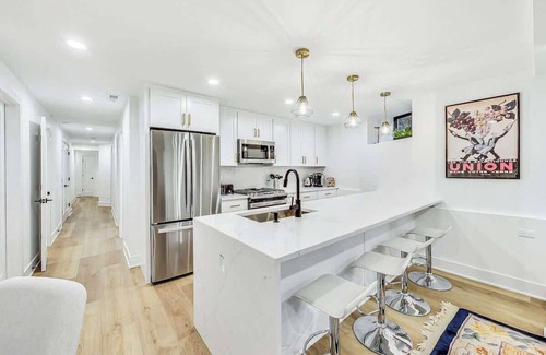 Park West Apartment | East Lincoln Park Gem: Spacious 4BR apartment with modern amenities.