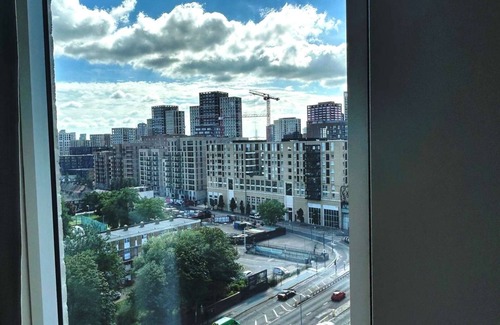 Canning Town Apartment | East London 1-Bed Apt, Sleeps 2, 7 mins to station