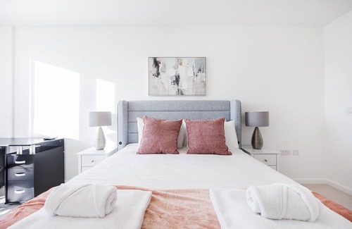 Newham Apartment | East London 2 Bedroom Apartment | Near LCY | Relocation | Long Stays