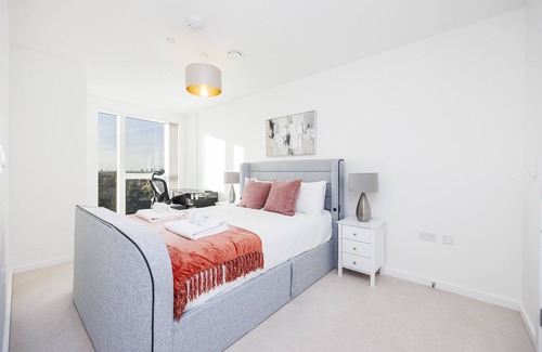 Newham Apartment | East London 2 Bedroom Apartment | Near LCY | Relocation | Long Stays