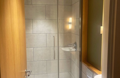 Canning Town Apartment | East London 2-Bed Apt Sleeps 4, 7 min walk to Tube