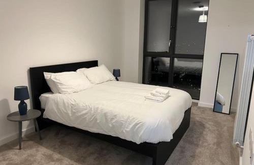 Barking Apartment | East London penthouse views 2bd