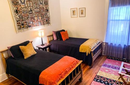 Lockeland Springs Apartment | East Nashville upstairs apartment, one queen BR, 2 twin BR,1bath in Five Points, close to downtown