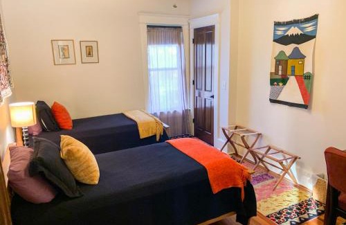 Lockeland Springs Apartment | East Nashville upstairs apartment, one queen BR, 2 twin BR,1bath in Five Points, close to downtown