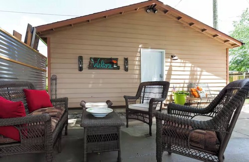 Lockeland Springs Cottage | East Nashville - walk your dog to Downtown! Two short-end blocks to 5 Points!