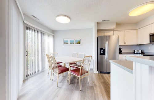 Fenwick Island Condo | East of the Sun condo w/central AC, W/D, & shared pool - under 1 mile to beach