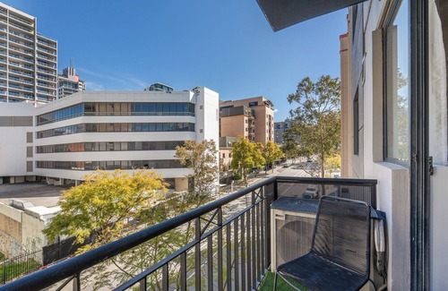 East Perth Apartment | East Perth 2 Bedroom modern apartment with pool gym and free parking undercover