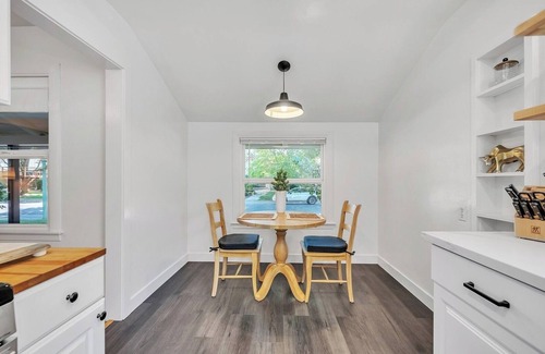 East Sacramento House | East Sac Super Charmer! 3+3 Cozy & Comfortable in safe neighborhood!