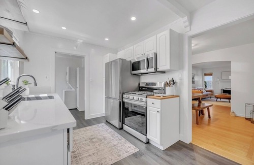 East Sacramento House | East Sac Super Charmer! 3+3 Cozy & Comfortable in safe neighborhood!