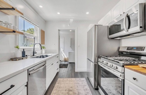 East Sacramento House | East Sac Super Charmer! 3+3 Cozy & Comfortable in safe neighborhood!