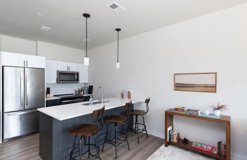 Lower East Side Apartment | East Side Luxury 1BR Apt - Near Brady St with Balcony and Lounge