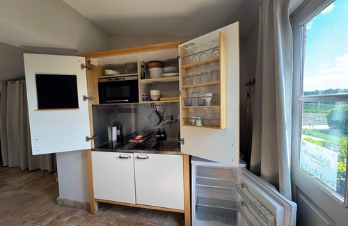 Rognes Apartment | East Studio – Château Barbebelle Wine Estate Provence