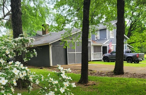 Dogwood House | East Texas 3-bedroom Rustic Home with Hot Tub and Campfires, by the lake
