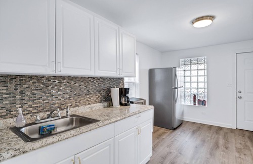 Noble Square House | East Village Hideaway Sleeps 16 w/Parking!