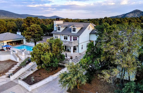 Tyrone House | East Wing - Exquisite Mountain Estate with Pool
