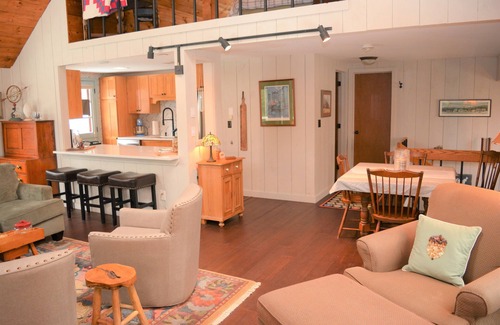 Grantham House | Eastman Home Close to West Cove Beaches!