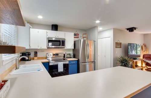 Easton Cabin | Easton Creekside Cabin w/ Private Deck & Fire Pit!