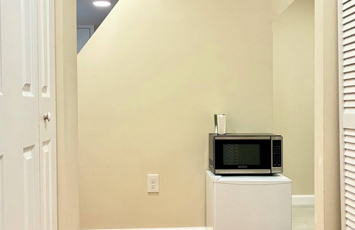 Annapolis House | Eastport Private Suite – 1 mi to USNA & Downtown, Near Boat Shows & Comm Week