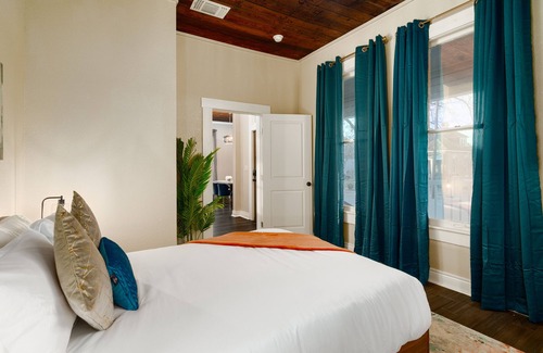 Eastside Promise Neighborhood House | Eastside Elegance | Close to DT l Pet Friendly