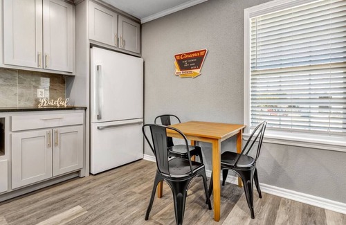 College Station Apartment | Eastwood: 2 Bdrm, 2nd flr Walk to A&M, King Beds