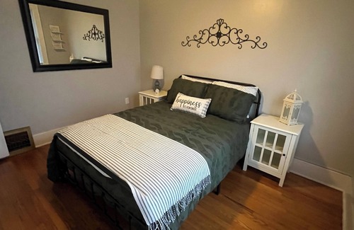 Syracuse Apartment | Eastwood Hideaway- Peaceful upstairs unit in the heart of Syracuse