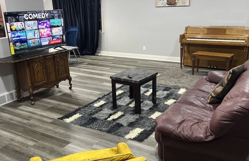 East York House | Eastwood House With Games Room & Parking