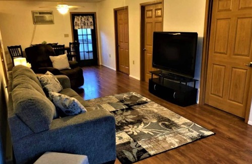 Windber House | Easy Access King and Queen Nestled Ranch!