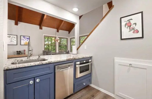 Bella Vista House | Easy access to bike, hike, golf or paddle from this Bella Vista retreat!