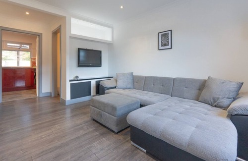 Livingston House | Easy Access to Glasgow and Edinburgh with 2 Parking Spaces
