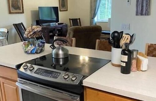 Fairbanks Apartment | Easy access to Steese Hwy for Ft Knox & travelers! Discounts on monthly rentals.