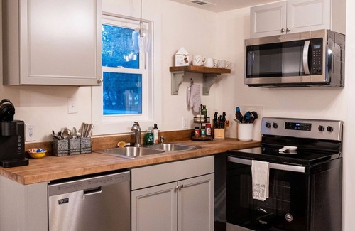 North Charleston House | Easy access to downtown, airport, West Ashley and more. Clean and Cozy!
