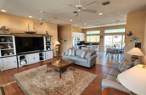 East End Cottage | Easy Beach Access - 2 FREE BIKE RENTALS INCLUDED WITH YOUR STAY!
