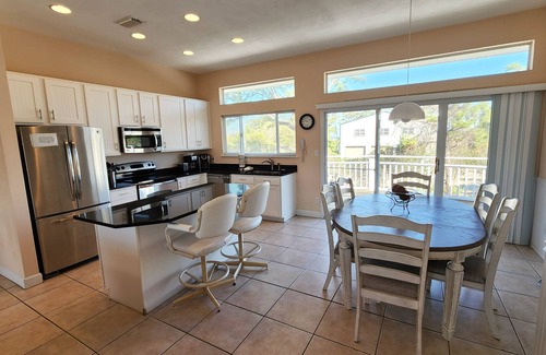 East End Cottage | Easy Beach Access - 2 FREE BIKE RENTALS INCLUDED WITH YOUR STAY!