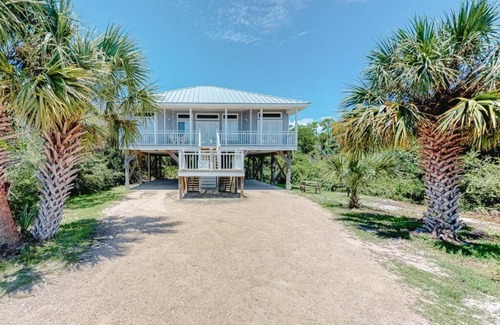 East End Cottage | Easy Beach Access - 2 FREE BIKE RENTALS INCLUDED WITH YOUR STAY!