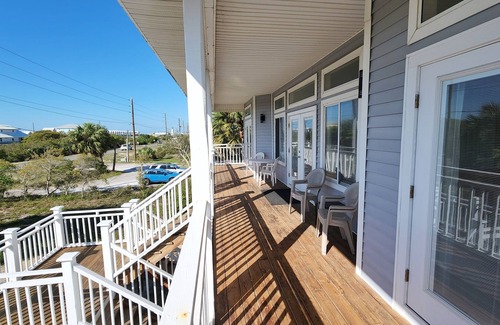 East End Cottage | Easy Beach Access - 2 FREE BIKE RENTALS INCLUDED WITH YOUR STAY!