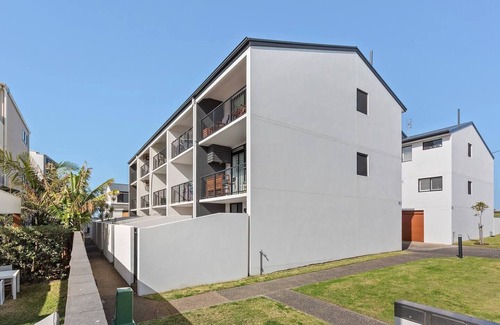 Merewether Apartment | Easy Breezy Seaside Living at Merewether Beach