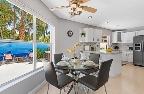 Lauderdale Beach House | ~Easy Breezy~ Walk to Beach, Dining & Shops! Relaxing Patio w/Hot Tub & Hammock