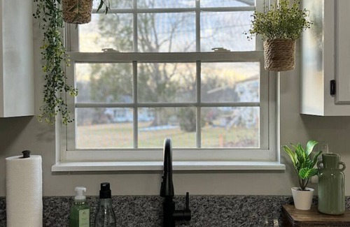 Sweetwater House | EASY checkout, Remodeled dollhouse w/KING pets ok