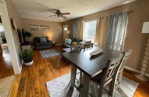 Rockwood House | EASY Checkout, Safe, Comfy 3 bd w/KING Pets OK