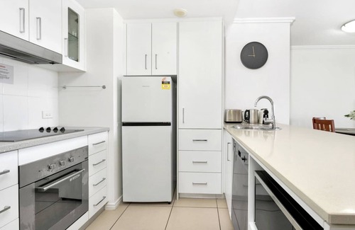 Cairns Central Business District Apartment | Easy Coastal Living in Cairns with Rooftop Pool