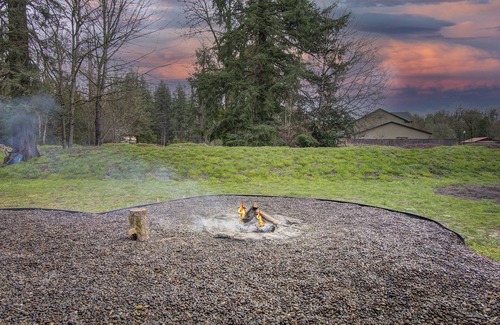 Dollar Corner House | Easy Commute /LRG Property /Hot Tub /Pet Frndly /Kid Friendly /Spacious